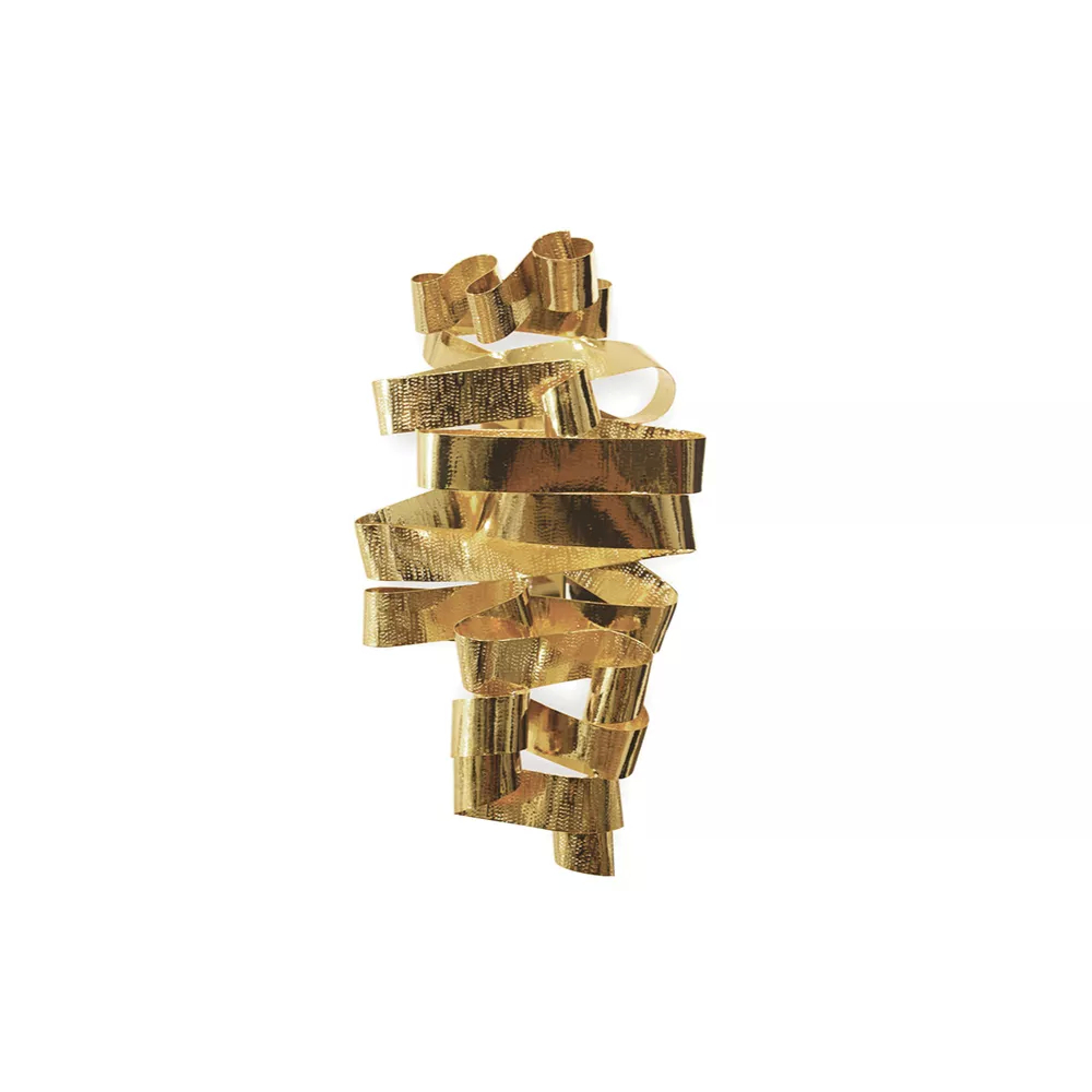 Sconce with twists that resemble a ribbon, in shiny metal with a hammered texture.
